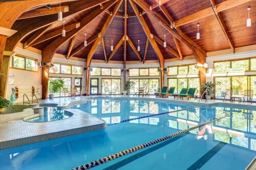 Hilltopper Haus- Pool, hot tub, Private Sauna