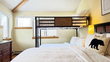 3 bedrooms, travel crib, WiFi, bed sheets