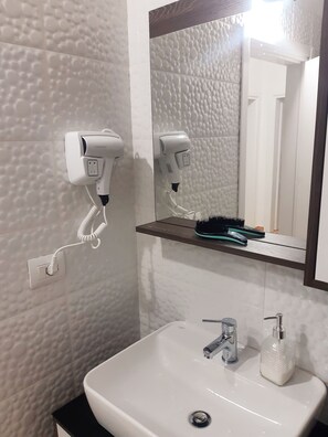 Douche, sèche-cheveux, bidet, serviettes fournies