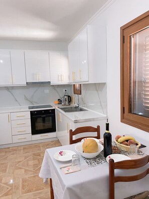 Fridge, oven, stovetop, electric kettle