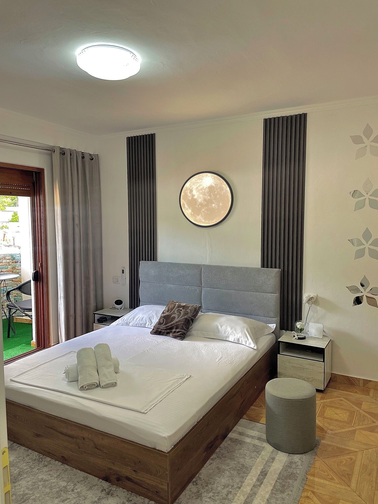 1 slaapkamer, een kluis op de kamer, een strijkplank/strijkijzer