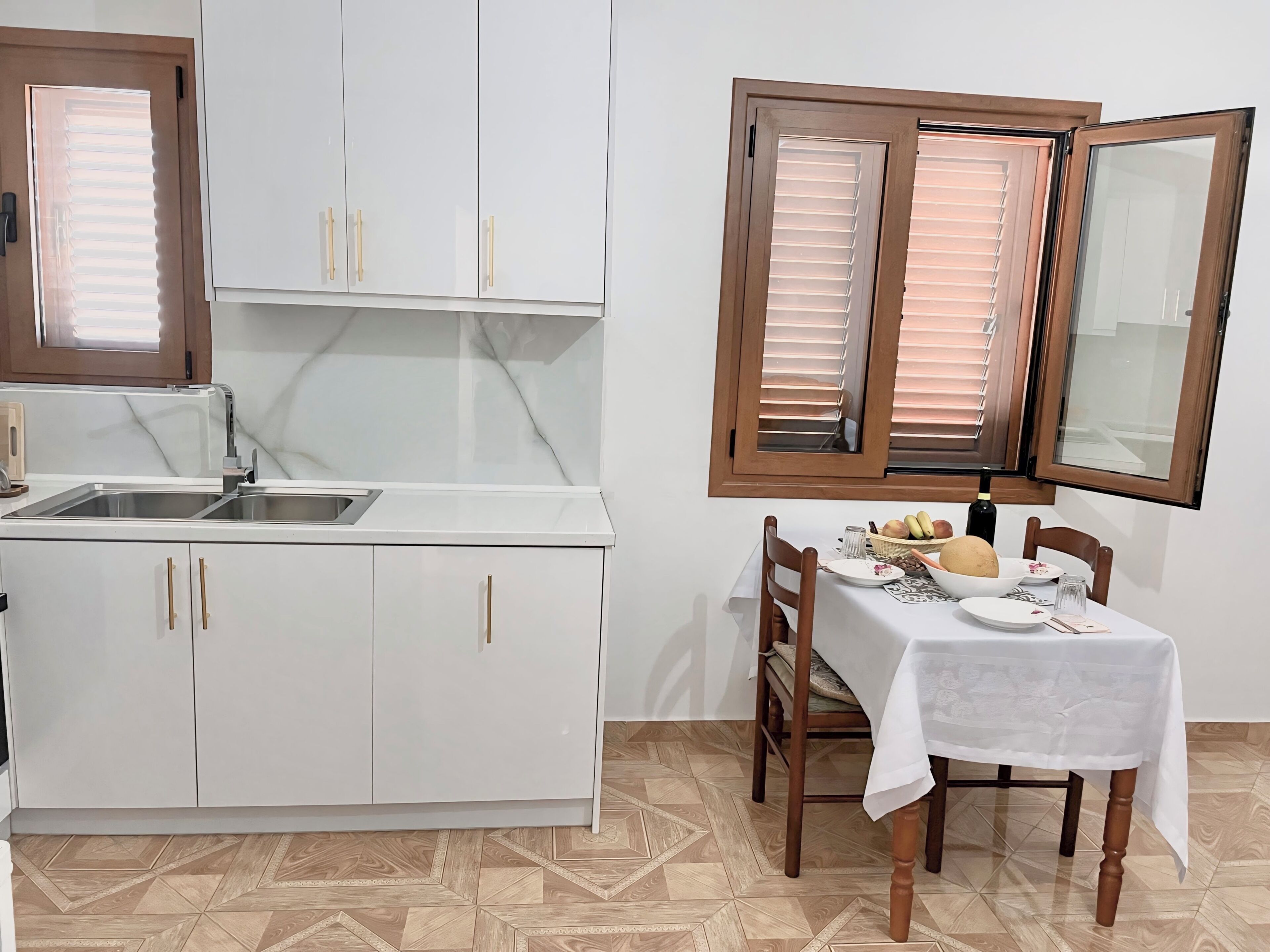 Fridge, oven, stovetop, electric kettle