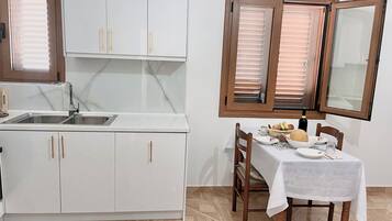 Fridge, oven, stovetop, electric kettle