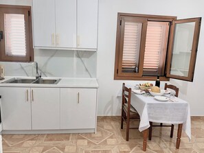 Réfrigérateur, four, plaque de cuisson, bouilloire électrique