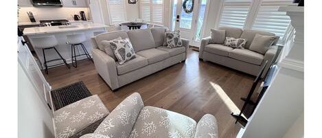 Smart TV, chimenea y libros