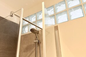 Shower, bidet, towels - N305 – Numana, comfortable three-room apartment with garden (Numana)