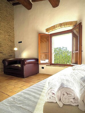 1 bedroom, free WiFi, bed sheets - Nido Apartment - Medieval charm and greenery at Torre della Soara (Città di Castello)