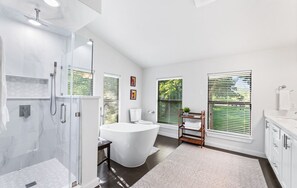 Shower, hair dryer, towels, soap - Private Creek-front Home in Downtown Boerne. Walk to Main St. Weddings, Families (Boerne)