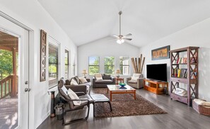 TV - Private Creek-front Home in Downtown Boerne. Walk to Main St. Weddings, Families (Boerne)