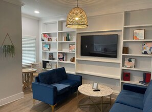 Living area - Cozy 1-bedroom studio in charming Chattanooga (Chattanooga)