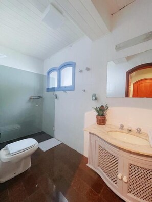 Basic Suite | Bathroom