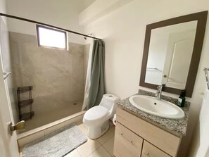 Chuveiro, sabonete, papel higiênico 