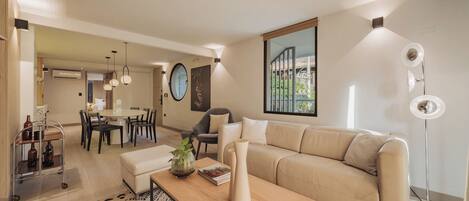 Apartment, 5 Bedrooms (301) | Living room