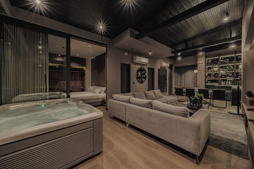 Apartment, 4 Bedrooms (401) | Living room