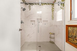 Bathroom - Wooded Retreat, yet Close to the Fun! (Colorado Springs)