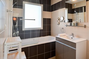 Hair dryer, towels - Côte Fleurie · Cosy Norman apt, balcony & parking (Saint-Arnoult)