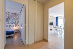 1 bedroom, bed sheets - Côte Fleurie · Cosy Norman apt, balcony & parking (Saint-Arnoult)