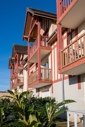 Exterior detail - Côte Fleurie · Cosy Norman apt, balcony & parking (Saint-Arnoult)