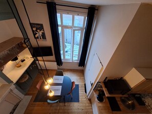 Kühlschrank, Mikrowelle, Wasserkocher mit Kaffee-/Teezubehör