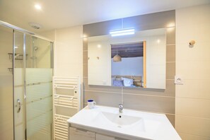 Douche, sèche-cheveux, serviettes fournies