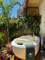 Bañera de hidromasaje al aire libre