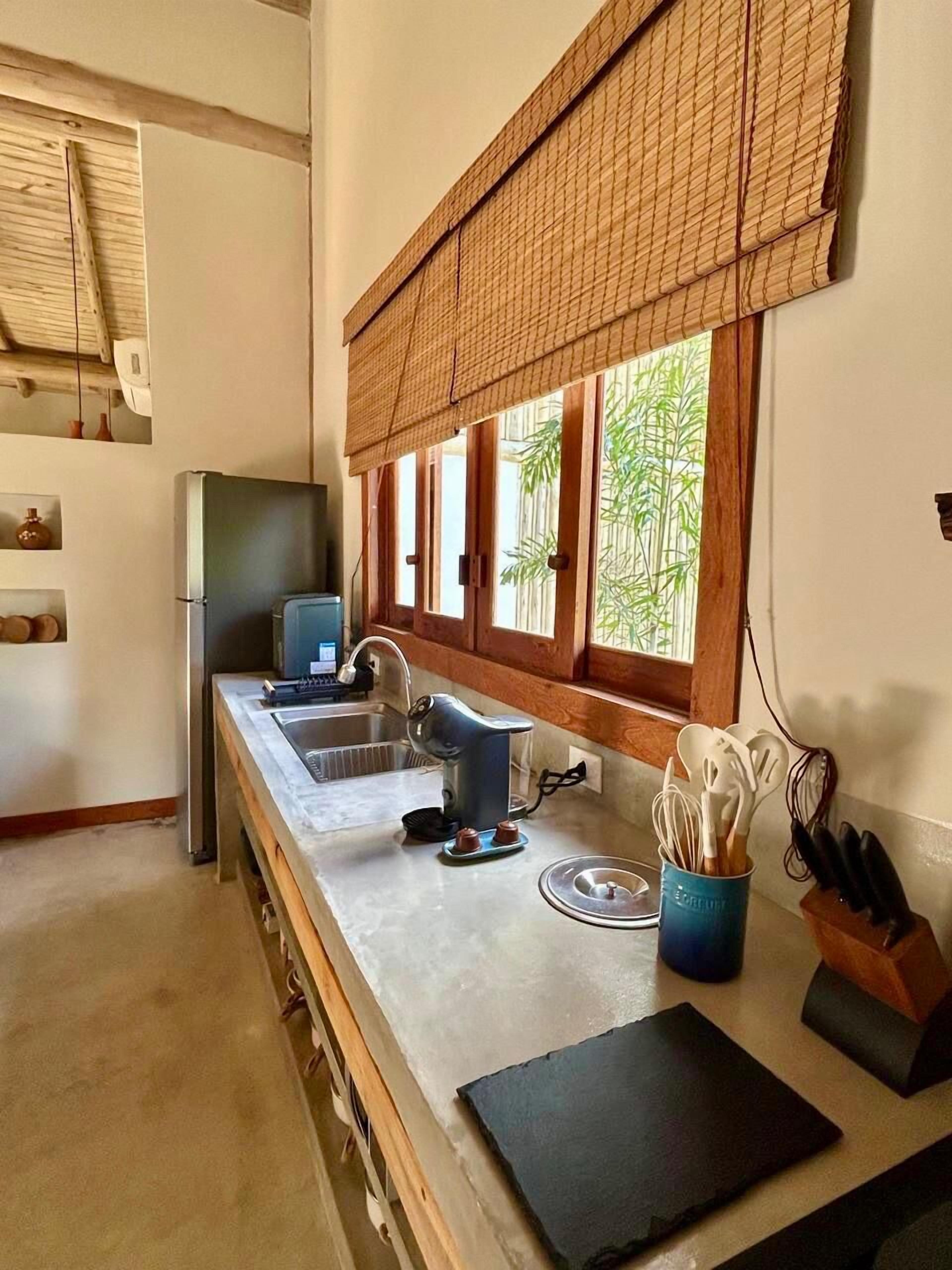 Grand réfrigérateur, micro-ondes, four, plaque de cuisson