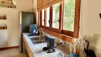 Grand réfrigérateur, micro-ondes, four, plaque de cuisson