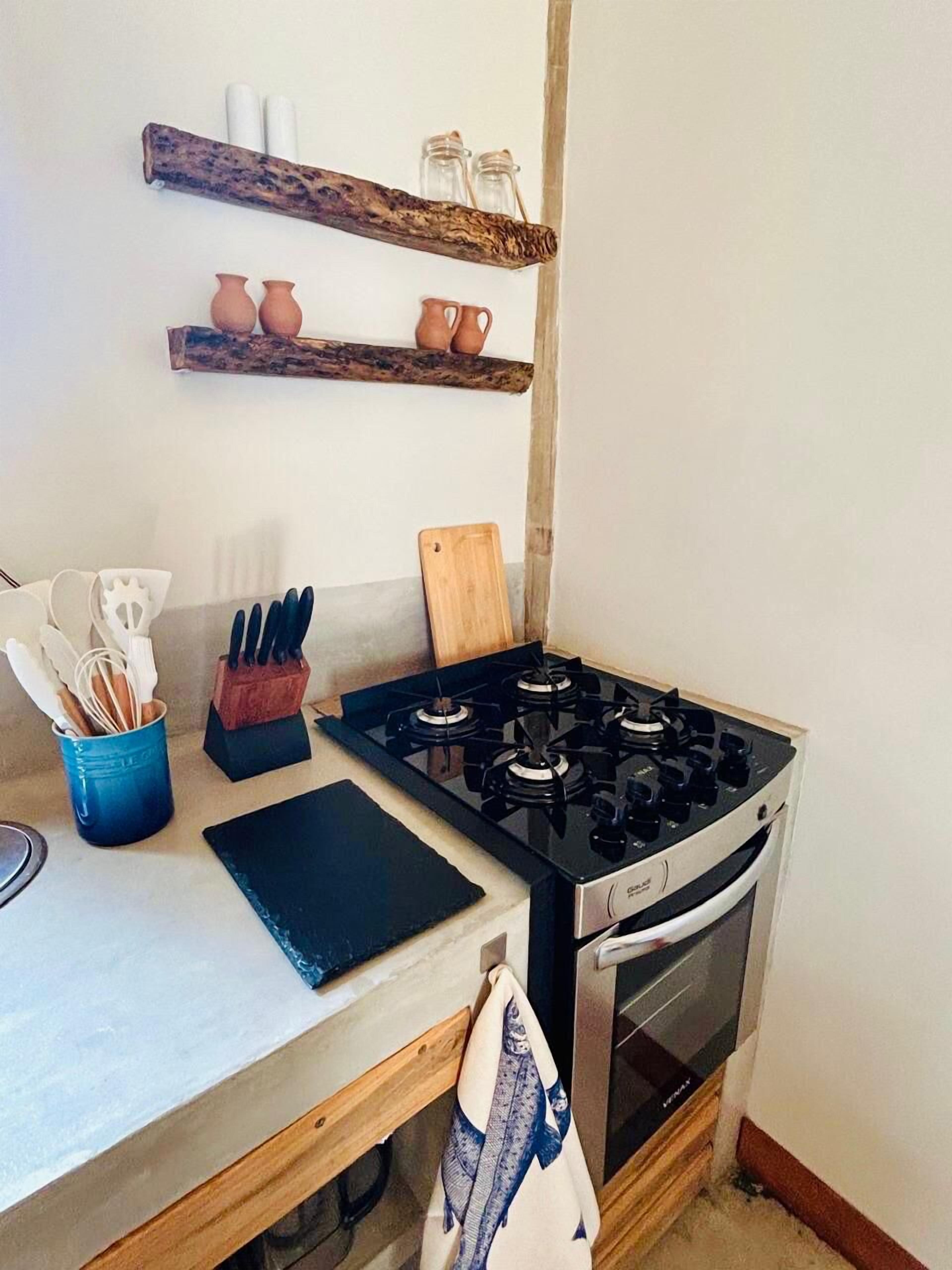 Grand réfrigérateur, micro-ondes, four, plaque de cuisson