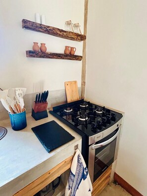 Frigorífico grande, microondas, horno y placa de cocina