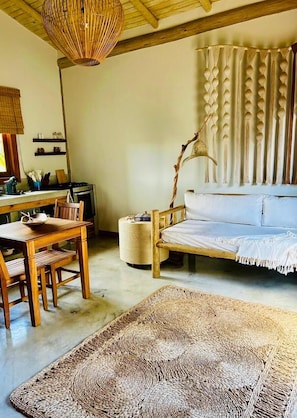 Een koelkast/vriezer, een magnetron, een oven, een kookplaat