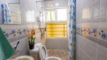 Een douche, een haardroger, handdoeken, zeep