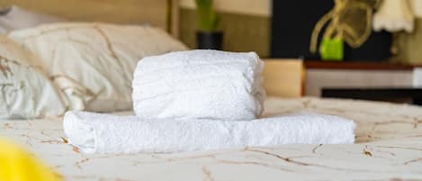 Tabla de planchar con plancha, wifi y ropa de cama