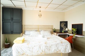 1 habitación, tabla de planchar con plancha, wifi y ropa de cama 