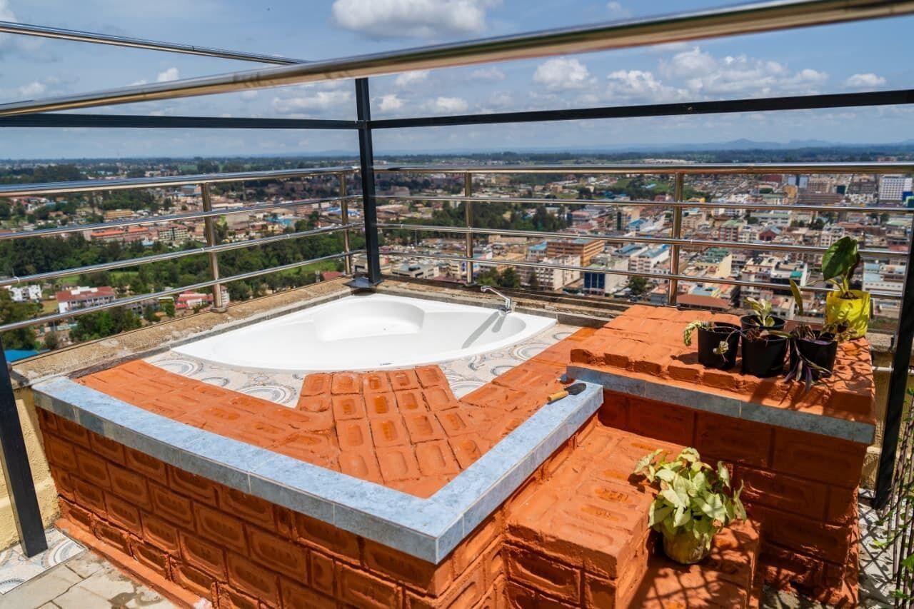 Banyera d'hidromassatge a l'aire lliure