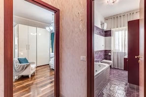 Standardzimmer, Balkon | Badezimmer | Kostenlose Toilettenartikel, Hausschuhe, Handtücher, Seife