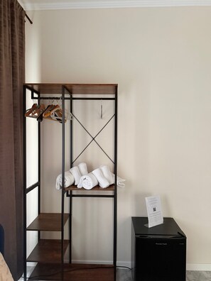 Habitación estándar, balcón | Caja de seguridad en la habitación y wifi gratis 