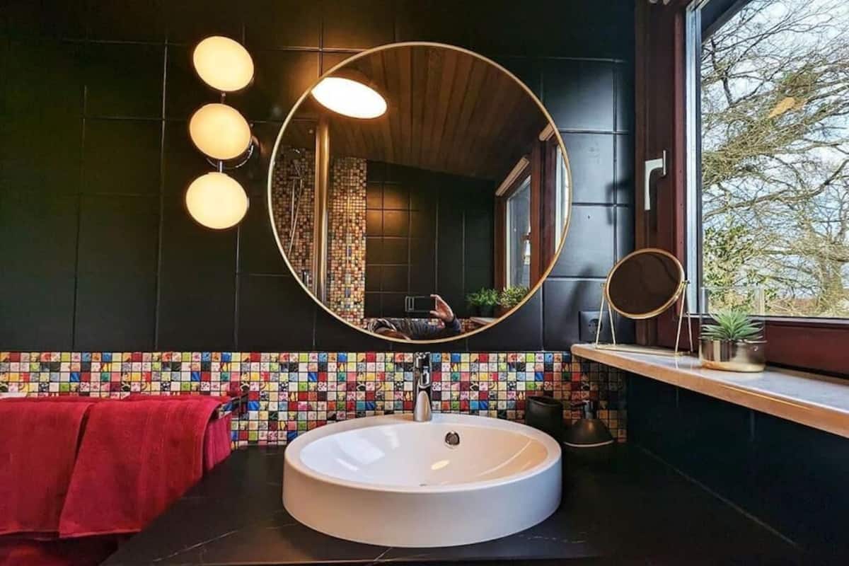 Comfort apartman, kilátással a kertre | Fürdőszoba | Zuhanyzó, hajszárító, törölközők és szappan