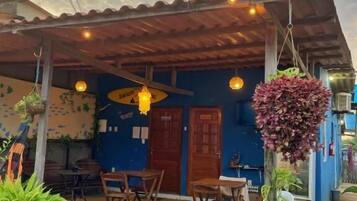 Economy-yhteismajoitus, sekamajoitus, tupakointi kielletty, siivous | Ulkoruokailutilat