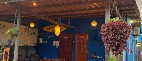 經濟共用宿舍, 男女混合宿舍, 非吸煙房, 清潔服務 | 室外用餐