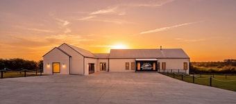 New! Sunset Acres ~ Ideal for all Occasions!