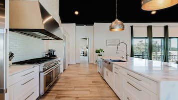 Een koelkast, een magnetron, een oven, een kookplaat