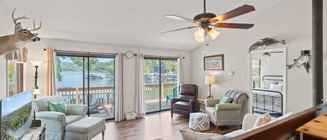 Télévision, cheminée