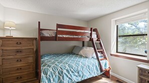 2 bedrooms, iron/ironing board, travel cot, WiFi - Honey Hole 2 Well Dock! (Camdenton)