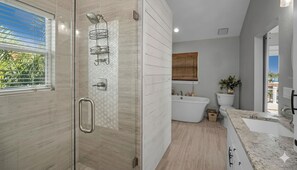 Shower, towels, soap, toilet paper - Sea Breeze Landing / Waterfront Property / pool / kayaks (Palm Harbor)