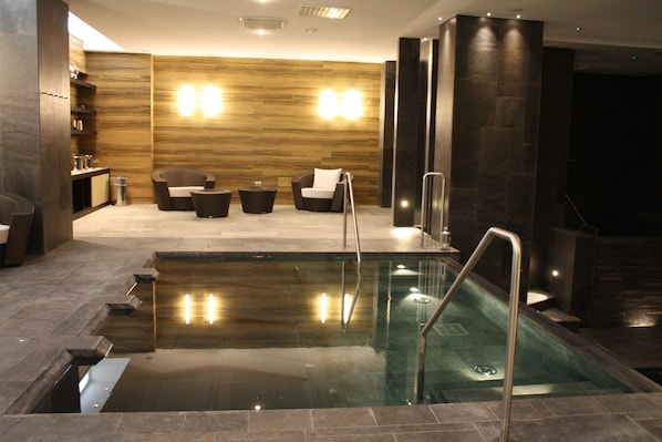 Couples treatment rooms, sauna, hot tub, steam room, hot springs