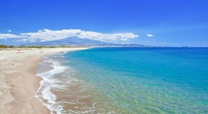 Plage privée, sable blanc, navette pour la plage, chaises longues