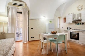 Comfort House, 1 Double Bed with Sofa bed, Kitchen, City View | Interior - Spàzio apartments Archi (Catania)