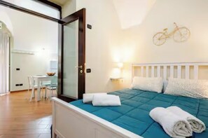 Nhà tiện nghi đơn giản, 1 giường đôi và sofa giường, bếp, quang cảnh thành phố | Màn/rèm cản sáng, bàn ủi/dụng cụ ủi quần áo 