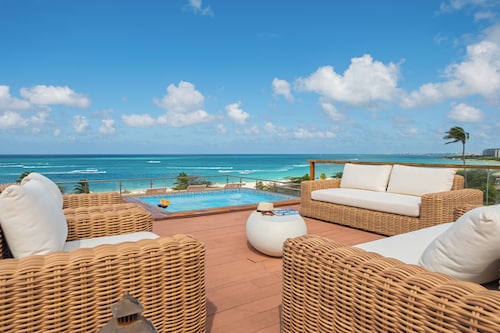 Oceanfront Penthouse with Private Rooftop Pool