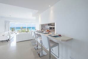 Dining - Oceanfront Penthouse with Private Rooftop Pool (Oranjestad)
